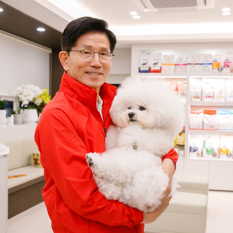 [서울=뉴시스]김문수 국민의힘 대선 후보가 13일 대구의 반려동물 전문 병원 '에피소드동물메디컬센터'를 방문해 병원에서 보호 중인 강아지를 안고 있다. (사진=국민의힘 선대위) 2025.05.13.