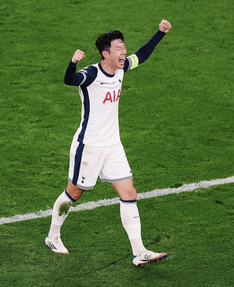 [서울=뉴시스] 토트넘 홋스퍼의 손흥민이 지난 21일(현지 시간) 스페인 빌바오의 산 마메스 스타디움에서 열린 2024-25 유럽축구연맹(UEFA) 유로파리그(UEL)에서 우승한 뒤 기뻐하고 있다. 토트넘은 결승전에서 맨체스터 유나이티드를 1-0으로 꺾고 우승을 차지했으며, 손흥민은 생애 첫 우승컵을 들어 올렸다. (사진=손흥민 인스타그램 캡쳐) 2025.05.23. photo@newsis.com *재판매 및 DB 금지