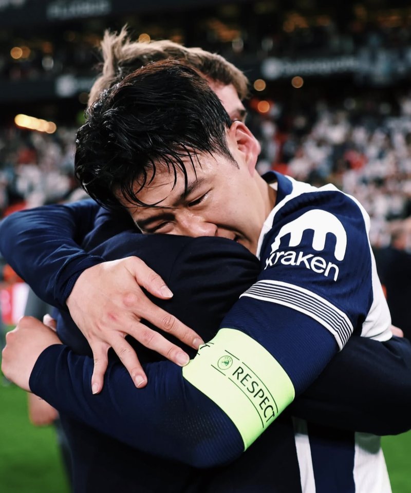 [서울=뉴시스] 토트넘 홋스퍼의 손흥민이 지난 21일(현지 시간) 스페인 빌바오의 산 마메스 스타디움에서 열린 2024-25 유럽축구연맹(UEFA) 유로파리그(UEL)에서 우승한 뒤 눈물을 흘리고 있다. 토트넘은 결승전에서 맨체스터 유나이티드를 1-0으로 꺾고 우승을 차지했으며, 손흥민은 생애 첫 우승컵을 들어 올렸다. (사진=손흥민 인스타그램 캡쳐) 2025.05.23. photo@newsis.com *재판매 및 DB 금지