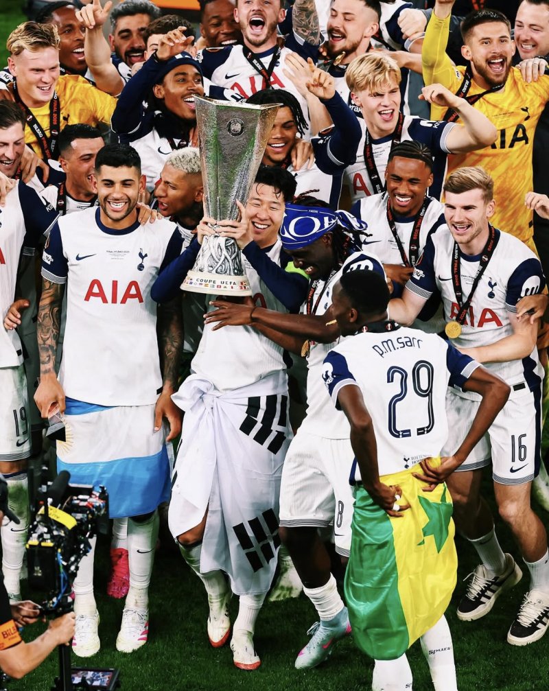 [서울=뉴시스] 토트넘 홋스퍼의 손흥민이 지난 21일(현지 시간) 스페인 빌바오의 산 마메스 스타디움에서 열린 2024-25 유럽축구연맹(UEFA) 유로파리그(UEL)에서 우승한 뒤 트로피를 들어 올리고 있다. 토트넘은 결승전에서 맨체스터 유나이티드를 1-0으로 꺾고 우승을 차지했으며, 손흥민은 생애 첫 우승컵을 들어 올렸다. (사진=손흥민 인스타그램 캡쳐) 2025.05.23. photo@newsis.com *재판매 및 DB 금지