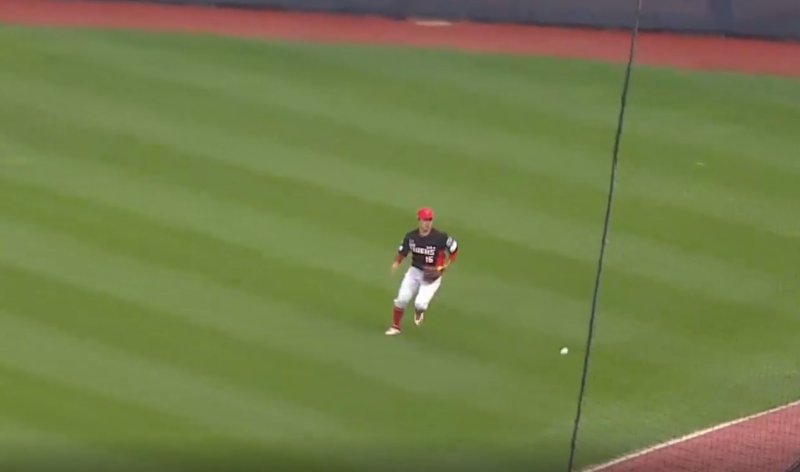 2경기 연속 아쉬운 수비로 2군에 내려간 최원준. (티빙 중계화면 캡처)