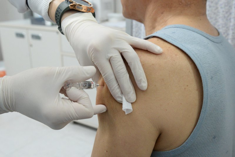 보건소에서 한 시민이 코로나19 백신을 접종 하고 있다. 뉴시스