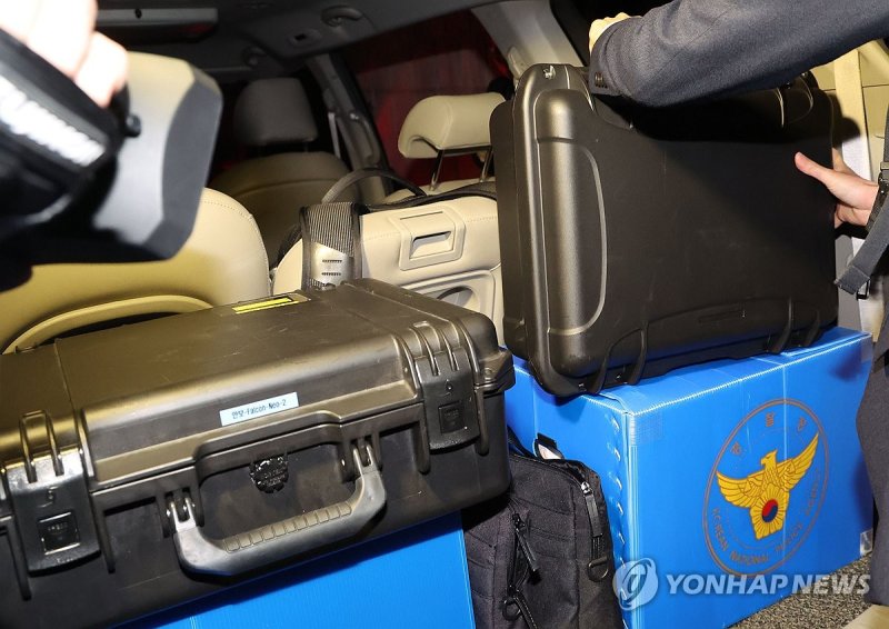 포렌식 장비 옮기는 경찰 (출처=연합뉴스)