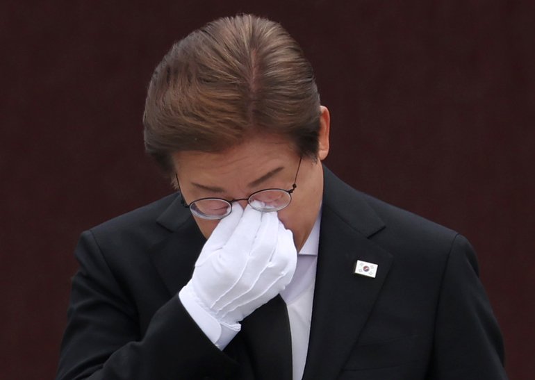 이재명 더불어민주당 대통령 후보가 고 노무현 전 대통령 서거 16주기인 23일 경남 김해시 진영읍 봉하마을을 찾아 노 전 대통령 묘역 참배를 마친 뒤 눈시울을 붉히고 있다. (공동취재) 2025.5.23/뉴스1 ⓒ News1 이재명 기자