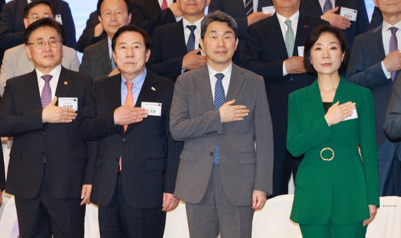 [서울=뉴시스] 고범준 기자 = 이주호 대통령 권한대행 부총리 겸 교육부 장관이 23일 서울 영등포구 중소기업중앙회에서 열린 2025 대한민국 중소기업인대회에서 국기에 경례를 하고 있다. 오른쪽부터 오영주 중소벤처기업부 장관, 이 권한대행, 김기문 중소기업중앙회장, 유상임 과학기술정보통신부 장관. 2025.05.23. bjko@newsis.com