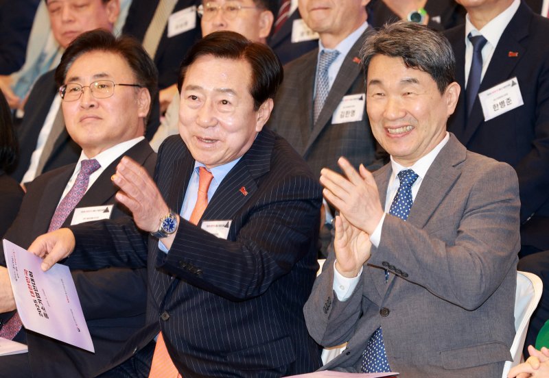 [서울=뉴시스] 고범준 기자 = 이주호 대통령 권한대행 부총리 겸 교육부 장관과 김기문 중소기업중앙회장이 23일 서울 영등포구 중소기업중앙회에서 열린 2025 대한민국 중소기업인대회에서 대화를 나누고 있다. 2025.05.23. bjko@newsis.com