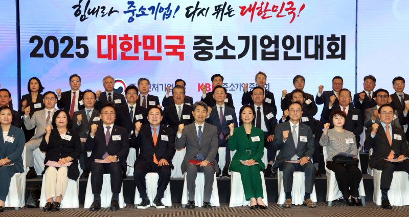 [서울=뉴시스] 고범준 기자 = 이주호 대통령 권한대행 부총리 겸 교육부 장관이 23일 서울 영등포구 중소기업중앙회에서 열린 2025 대한민국 중소기업인대회에서 참석자들과 기념촬영 하고 있다. 2025.05.23. bjko@newsis.com