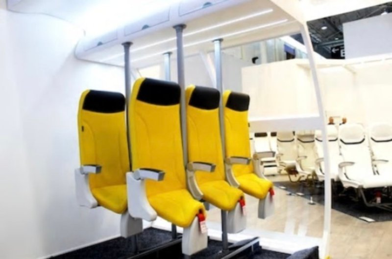 서서가는 비행기 좌석 도입?…'비인간적' vs '싼 티켓 기대'