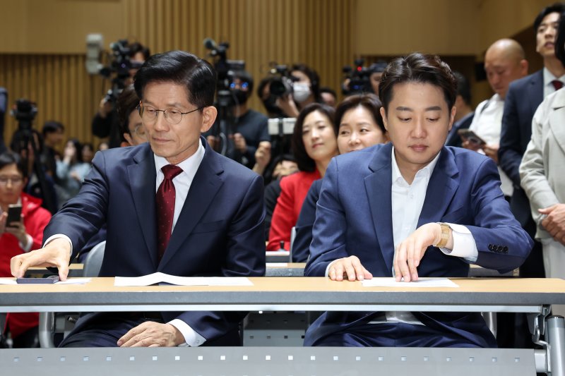 김문수 국민의힘 대통령 후보(왼쪽)와 이준석 개혁신당 대통령 후보가 19일 오전 서울 중구 서울시청에서 열린 '약자와 동행하는 서울 토론회'에 참석해 나란히 앉아 있다. 2025.5.19/뉴스1 ⓒ News1 민경석 기자