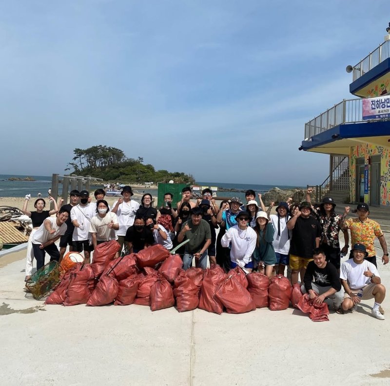 [부산=뉴시스] 오는 31일 바다의 날을 앞두고 코리아스타트업포럼 동남권협의회 소속 부산 지역 스타트업과 유튜버 '바다중독자'가 바다 쓰레기를 줍는 행사를 개최했다. (사진=어썸패밀리 제공) 2025.05.23. photo@newsis.com *재판매 및 DB 금지
