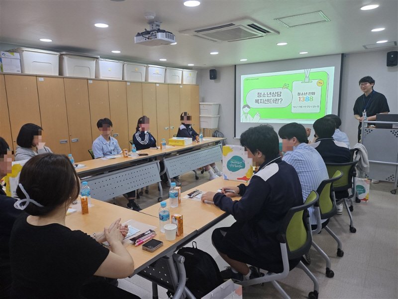 [부산=뉴시스] 연제구청소년상담복지센터는 이사벨고등학교 또래상담자들을 대상으로 청소년상담사 직업체험을 진행했다. (사진=연제구 제공) 2025.05.23. photo@newsis.com *재판매 및 DB 금지
