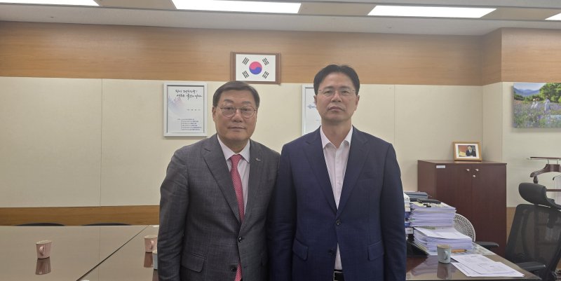 [합천=뉴시스] 합천군수 세종방문 (좌) 김윤철 합천군수 (우) 농림축산식품부 강형석 농업혁신정책실장 (사진=합천군 제공) 2025. 05. 23. photo@newsis.com *재판매 및 DB 금지