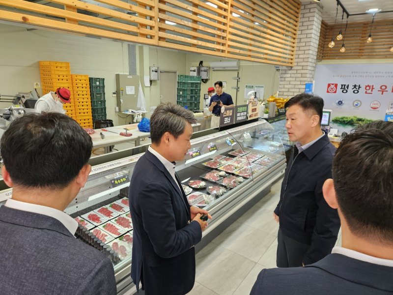 [세종=뉴시스] 농림축산식품부는 23일 박범수 차관이 강원 평창군 '평창한우마을 영농조합법인'을 방문해 한우 유통단계 축소 및 가격 연동 강화 방안을 논의했다고 밝혔다. (사진=농식품부 제공) 2025.05.23. photo@newis.com