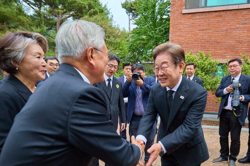 더불어민주당 먹튀없는 바카라사이트 아톰카지노 대선 후보가 고 노무현 전 대통령 16주기 추도식이 열린 23일 경남 김해시 봉하마을에서 먹튀없는 바카라사이트 아톰카지노 전 대통령과 인사를 나누고 있다. 더불어민주당 제공