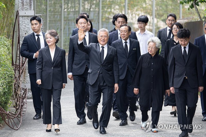 노무현 전 대통령 추도식 참석하는 문재인 전 대통령 (출처=연합뉴스)