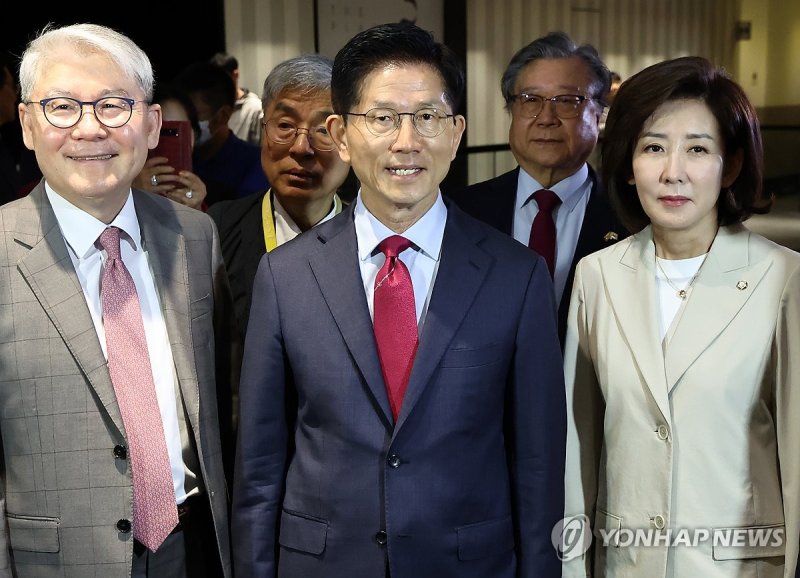 김문수 후보, 국가와 민족을 위한 조찬기도회 참석 (출처=연합뉴스)