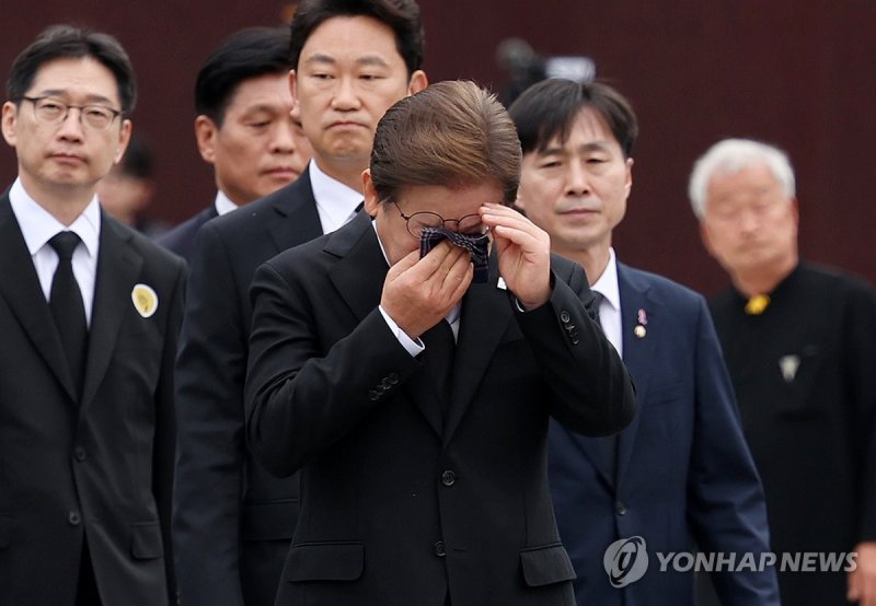 노 전 대통령 묘역 참배 뒤 눈물 훔치는 이재명 후보 (출처=연합뉴스)