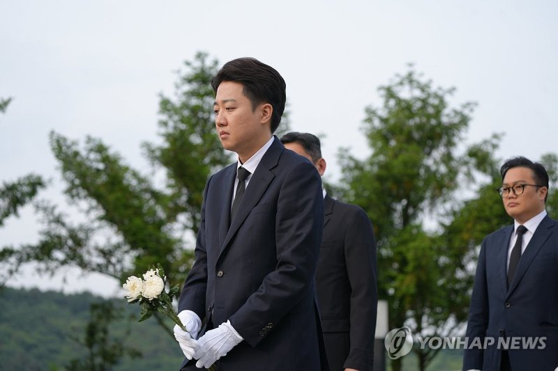 이준석 후보, 봉하마을 방문 (출처=연합뉴스)