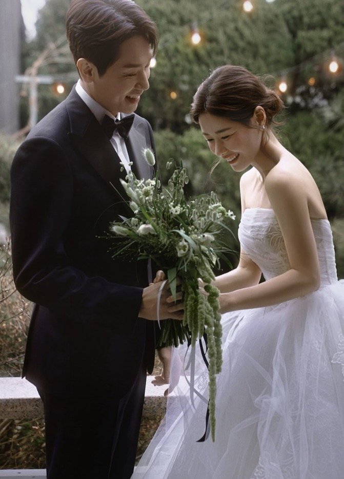 '결혼' 박하나, ♥김태술 옆에서 발그레…그림같은 웨딩화보 [N샷]