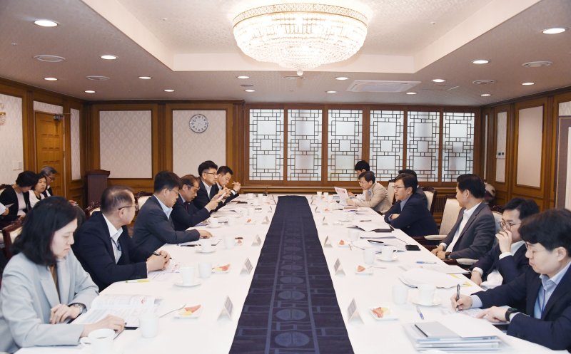 정부 "서울 집값 변동성 소폭 확대...필요시 토지거래허가구역 추가 지정"