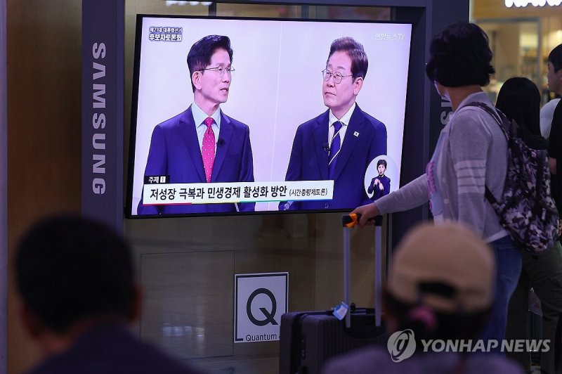 대선 후보 토론회 중계방송 지켜보는 시민들 (출처=연합뉴스)