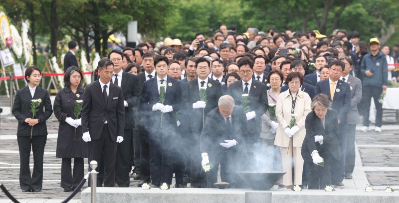 문재인 전 대통령과 권양숙 여사를 비롯한 참석자들이 23일 오후 경남 김해시 봉하마을에서 열린 고 노무현 전 대통령 16주기 추도식에서 노 전 대통령을 추모하고 있다. (공동취재) 2025.5.23/뉴스1 ⓒ News1 이재명 기자