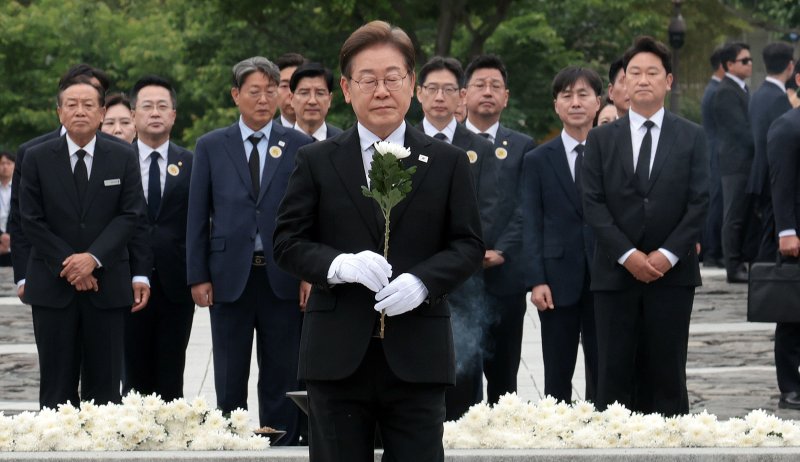 이재명 더불어민주당 대통령 후보가 고 노무현 전 대통령 서거 16주기인 23일 경남 김해시 진영읍 봉하마을 노 전 대통령 묘역을 참배하기 위해 이동하고 있다. (공동취재) 2025.5.23/뉴스1 ⓒ News1 이재명 기자