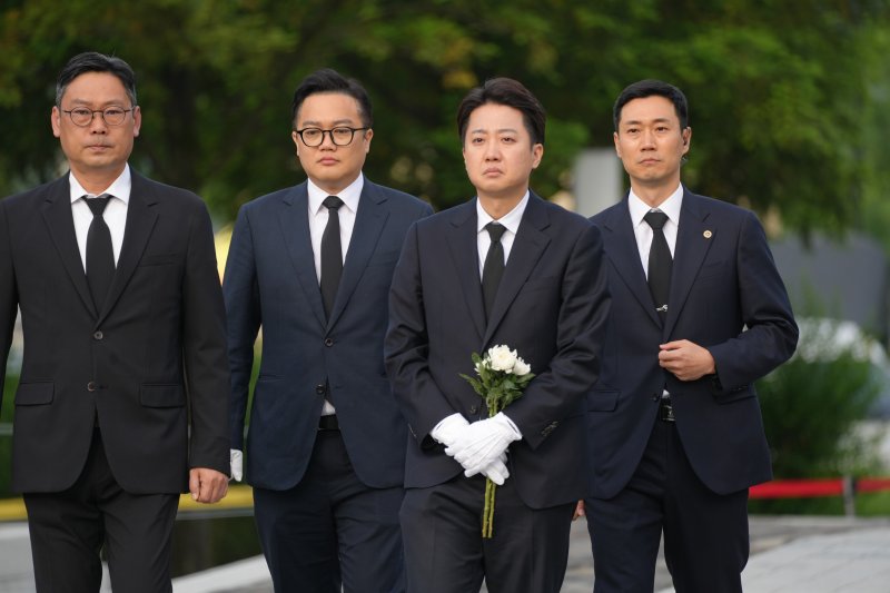 이준석 개혁신당 대통령 후보가 고 노무현 전 대통령 16주기인 23일 오전 경남 김해시 봉하마을 노 전 대통령 묘역을 찾아 참배하고 있다. (개혁신당 제공, 재판매 및 DB 금지) 2025.5.23/뉴스1