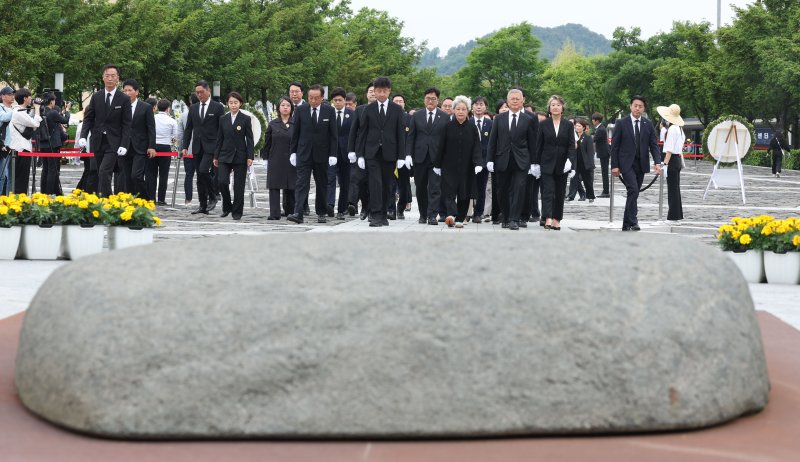 문재인 전 대통령과 권양숙 여사를 비롯한 참석자들이 23일 오후 경남 김해시 봉하마을에서 열린 고 노무현 전 대통령 16주기 추도식에서 노 전 대통령 묘역으로 이동하고 있다. (공동취재) 2025.5.23/뉴스1 ⓒ News1 이재명 기자