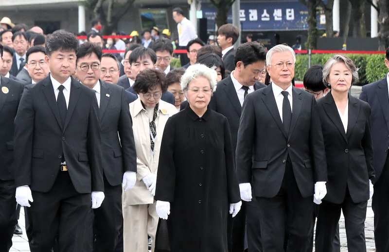 문재인 전 대통령과 권양숙 여사가 23일 오후 경남 김해시 봉하마을에서 열린 고 노무현 전 대통령 16주기 추도식에서 묘역에 참배하고 있다. (공동취재) 2025.5.23/뉴스1 ⓒ News1 이재명 기자