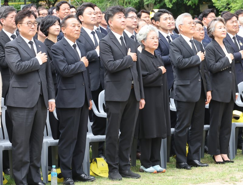 문재인 전 대통령과 권양숙 여사를 비롯한 참석자들이 23일 오후 경남 김해시 봉하마을에서 열린 고 노무현 전 대통령 16주기 추도식에서 국민의례를 하고 있다. (공동취재) 2025.5.23/뉴스1 ⓒ News1 이재명 기자