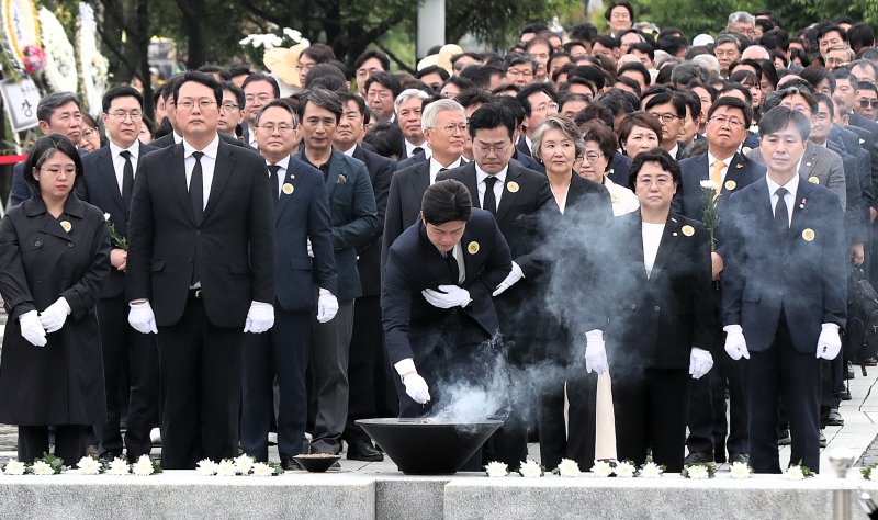김용태 국민의힘 비상대책위원장이 23일 오후 경남 김해시 봉하마을에서 열린 고 노무현 전 대통령 16주기 추도식에서 분향을 하고 있다. (공동취재) 2025.5.23/뉴스1 ⓒ News1 이재명 기자
