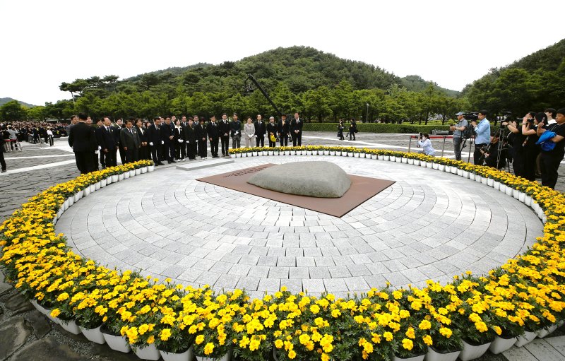 문재인 전 대통령과 권양숙 여사가 23일 오후 경남 김해시 봉하마을에서 열린 고 노무현 전 대통령 16주기 추도식에서 묘역에 참배하고 있다. (공동취재) 2025.5.23/뉴스1 ⓒ News1 이재명 기자