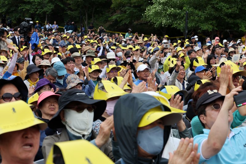 23일 오후 경남 김해시 봉하마을에서 열린 고 노무현 전 대통령 16주기 추도식에서 시민들이 박수를 치고 있다. (공동취재) 2025.5.23/뉴스1 ⓒ News1 이재명 기자