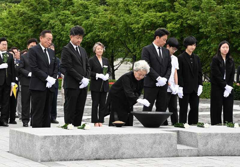 권양숙 여사가 23일 오후 경남 김해시 봉하마을에서 열린 고 노무현 전 대통령 16주기 추도식에 분향하고 있다. (공동취재) 2025.5.23/뉴스1 ⓒ News1 이재명 기자