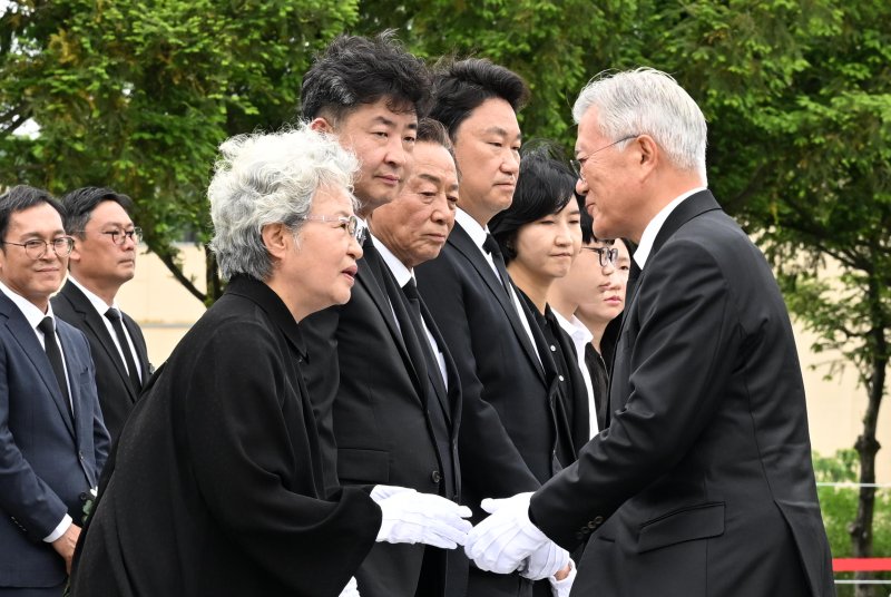 문재인 전 대통령이 23일 오후 경남 김해시 봉하마을에서 열린 고 노무현 전 대통령 16주기 추도식에 분향한 후 권양숙 여사를 위로하고 있다. (공동취재) 2025.5.23/뉴스1 ⓒ News1 이재명 기자