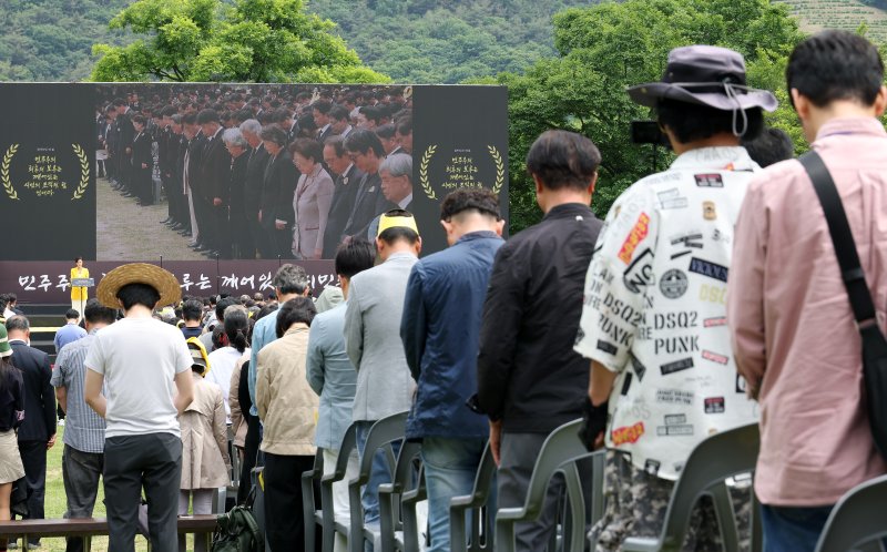 문재인 전 대통령과 권양숙 여사가 23일 오후 경남 김해시 봉하마을에서 열린 고 노무현 전 대통령 16주기 추도식에서 순국선열을 위한 묵념을 하고 있다. (공동취재) 2025.5.23/뉴스1 ⓒ News1 이재명 기자