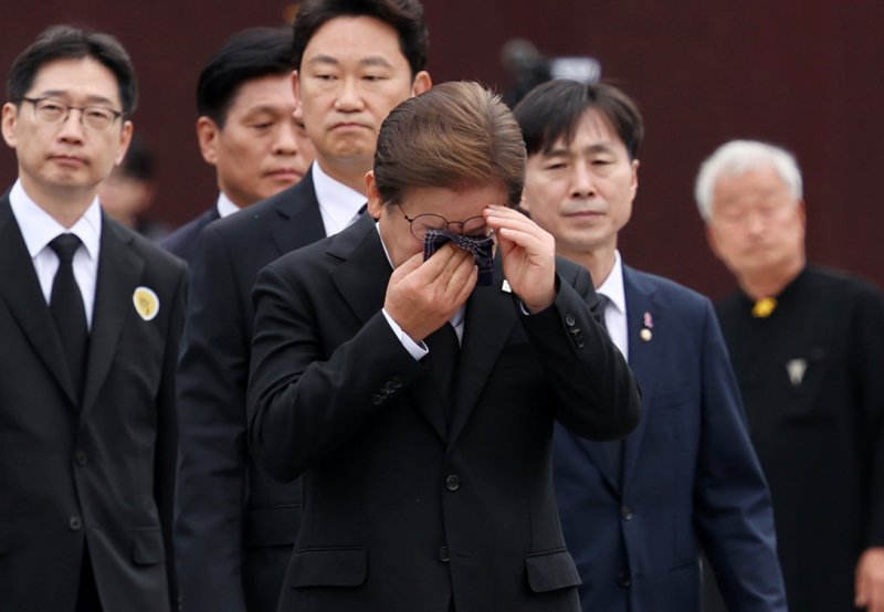 이재명 더불어민주당 대통령 후보가 고 노무현 전 대통령 서거 16주기인 23일 경남 김해시 진영읍 봉하마을 노 전 대통령 묘역 참배를 마친 뒤 눈물을 훔치고 있다. (공동취재) 2025.5.23/뉴스1 ⓒ News1 이재명 기자