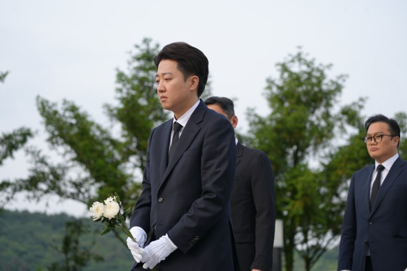 이준석 개혁신당 대통령 후보가 고 노무현 전 대통령 16주기인 23일 오전 경남 김해시 봉하마을 노 전 대통령 묘역을 찾아 참배하고 있다. (개혁신당 제공, 재판매 및 DB 금지) 2025.5.23/뉴스1