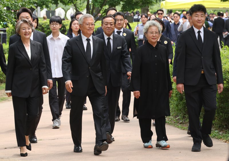 문재인 전 대통령과 권양숙 여사가 23일 오후 경남 김해시 봉하마을에서 열린 고 노무현 전 대통령 16주기 추도식에 참석하고 있다. (공동취재) 2025.5.23/뉴스1 ⓒ News1 이재명 기자