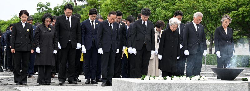 문재인 전 대통령과 권양숙 여사가 23일 오후 경남 김해시 봉하마을에서 열린 고 노무현 전 대통령 16주기 추도식에서 묵념을 하고 있다. (공동취재) 2025.5.23/뉴스1 ⓒ News1 이재명 기자