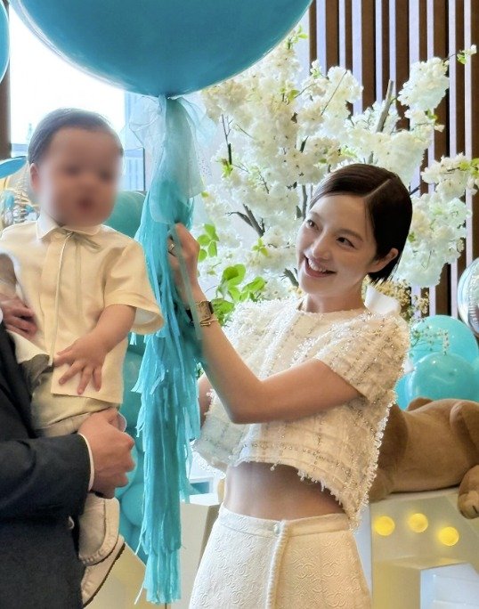 황보라 아들 돌잔치서 크롭톱 입은 '돌끝맘'…남편 포옹에 울컥