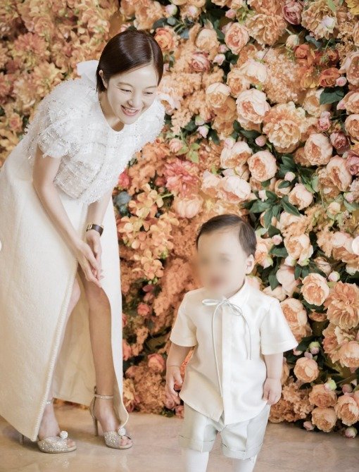 황보라 아들 돌잔치서 크롭톱 입은 '돌끝맘'…남편 포옹에 울컥