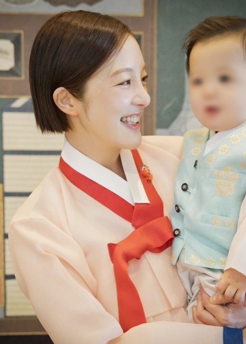 황보라 아들 돌잔치서 크롭톱 입은 '돌끝맘'…남편 포옹에 울컥
