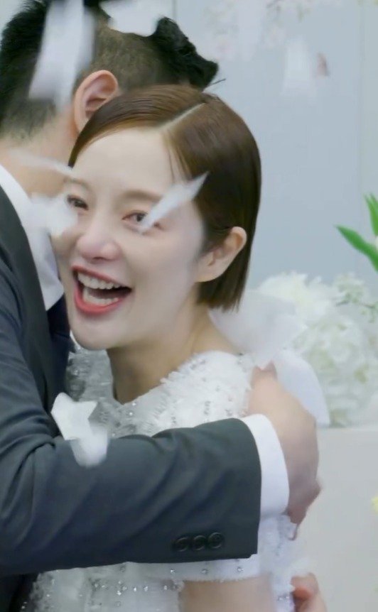 황보라 아들 돌잔치서 크롭톱 입은 '돌끝맘'…남편 포옹에 울컥