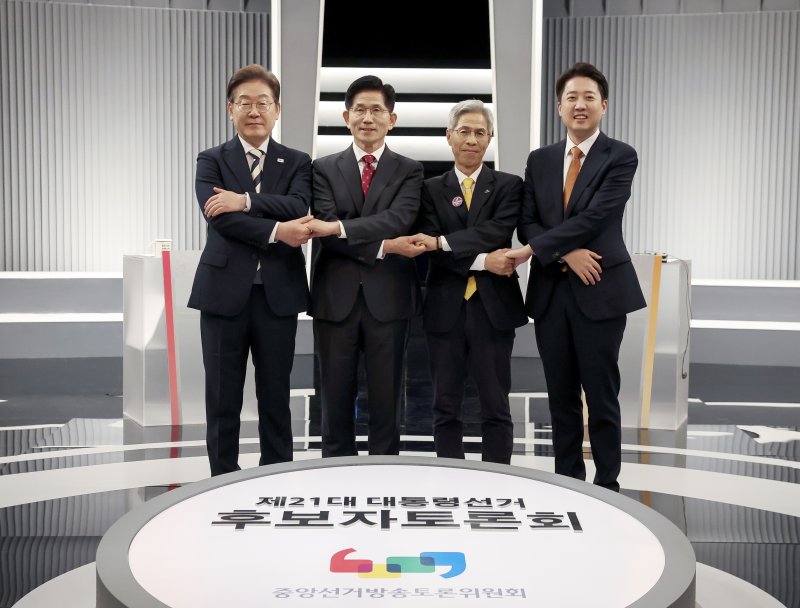 金 "법카 내역 보면 분노" 李 "무작위 조작 기소"