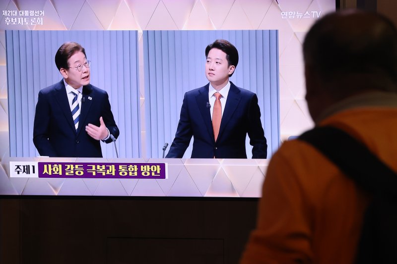 호텔경제학 또 꺼낸 이재명에 이준석 "독일 공산당 기관지 편집장 이론"