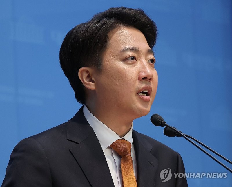 이준석 "빨강·파랑 권력 다투는 세상…부끄러운 줄 알아야"