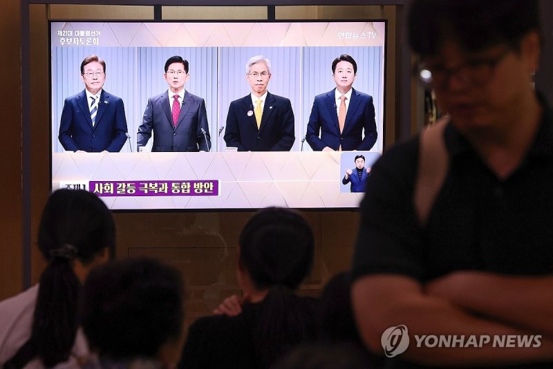 서울역에 생중계되는 대선 2차 후보자 토론회 (출처=연합뉴스)
