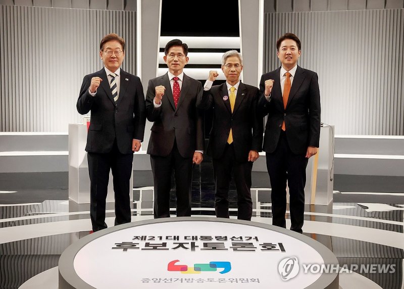 대통령 선거 2차 후보자 토론회 기념 촬영 (출처=연합뉴스)